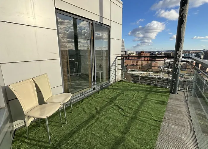 Stylish Apartment Leeds City Centre With 2 Balconies