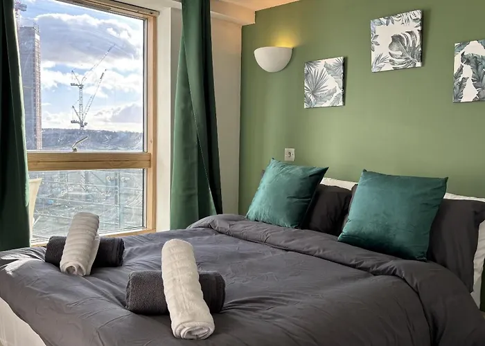 Stylish Apartment Leeds City Centre With 2 Balconies